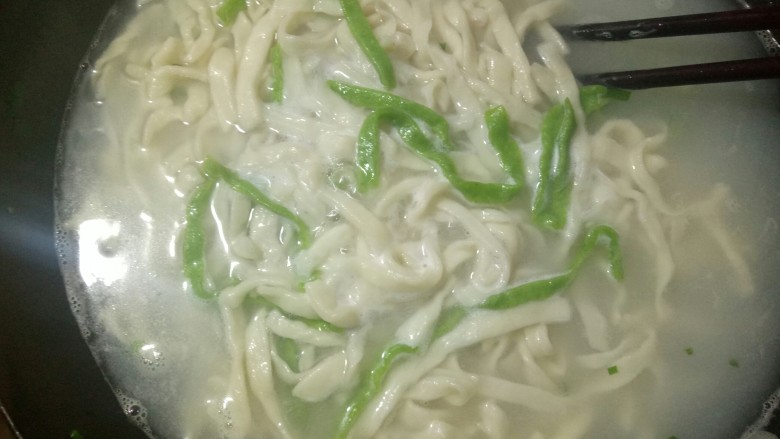凉面【韭菜鸡蛋咸菜卤】,热水开后,下去面条,煮三次开~捞出过凉水~