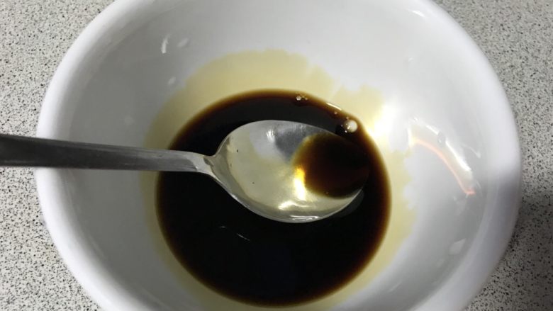 私家猪油烩马铃薯,我们先准备酱料,酱青汤匙4个。