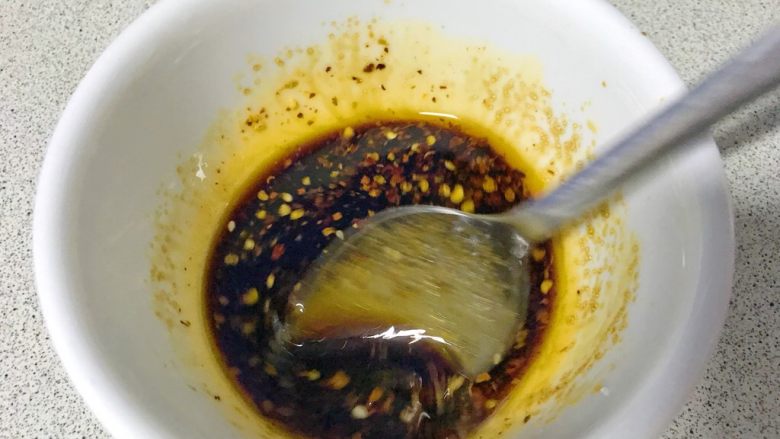 私家猪油烩马铃薯,充分搅拌,酱汁就准备好了。