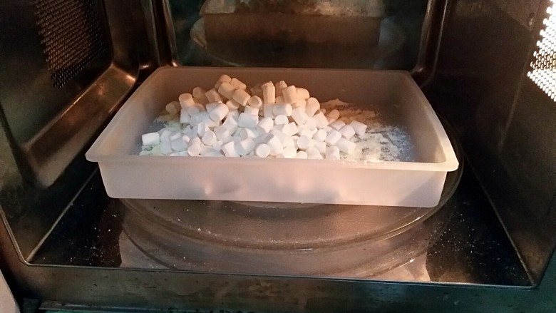 雪花酥――牛轧糖plus(无黄油棉花糖微波炉版),放进微波炉里叮40秒。