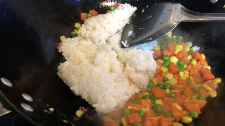 猪油炒饭,倒入米饭,用铲子压散。