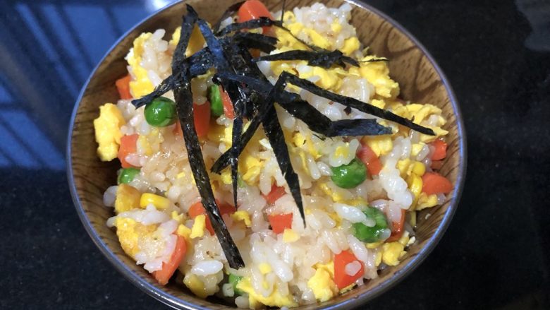 猪油炒饭,起锅,撒些海苔丝。