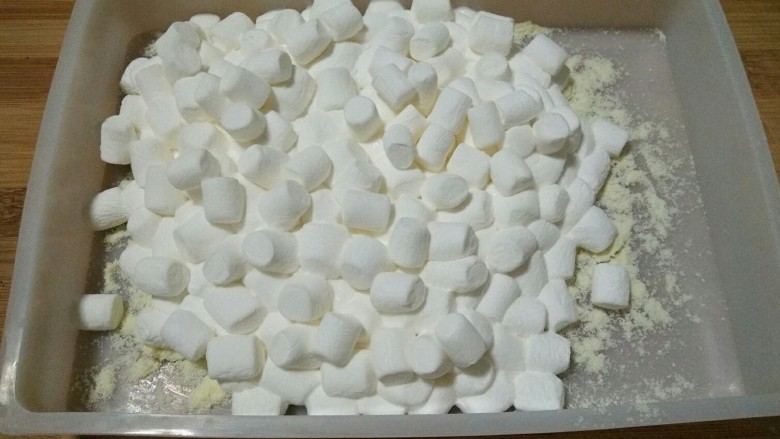 雪花酥――牛轧糖plus(无黄油棉花糖微波炉版),使棉花糖变软融化。