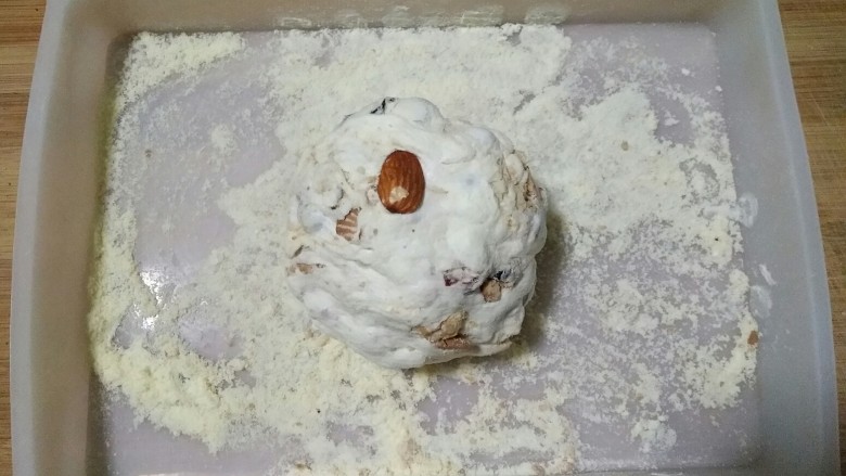 雪花酥――牛轧糖plus(无黄油棉花糖微波炉版),团起来揉匀。手速一定要快,手慢糖会硬,如果糖开始变硬不好搅拌了,就放进微波炉再叮15-20秒,然后拿出快速团均匀。