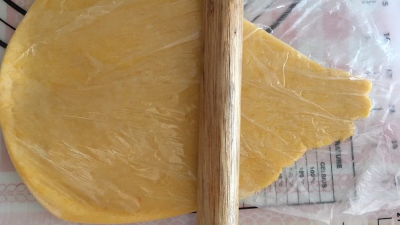 南瓜饼干,30分钟后取出,用擀面杖擀成薄片