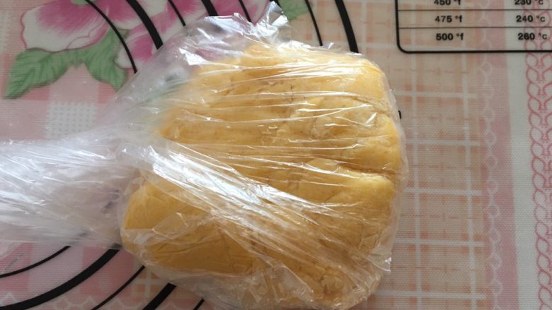 南瓜饼干,混合成一个面团,用保鲜袋包好放冰箱冷冻30分钟