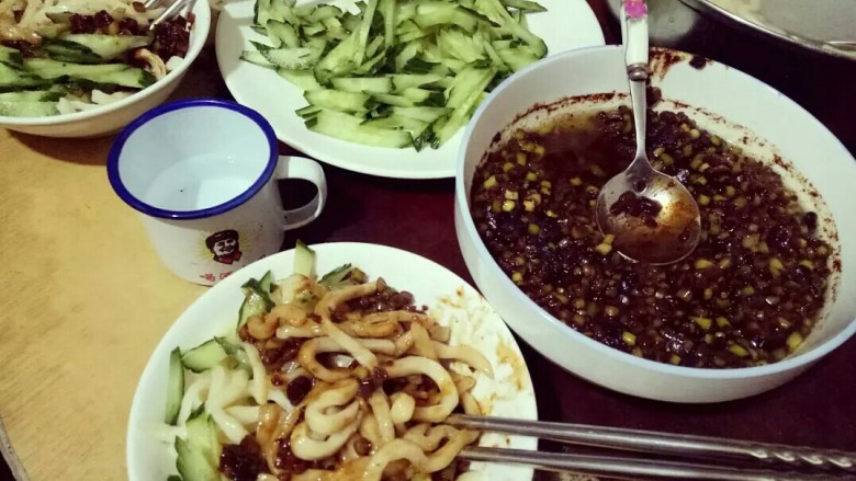 凉面【韭菜鸡蛋咸菜卤】,这个也是备注:可以做成【炸酱面】。凉面做法一样,卤不一样,卤是【油,黄豆酱,甜面酱,肉切成5毫米的方块,葱末,姜末,盐,炒吧~肉要有点肥肉才香~】