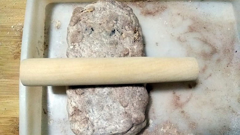 雪花酥――牛轧糖plus(无黄油棉花糖微波炉版),压入不沾容器,整形。