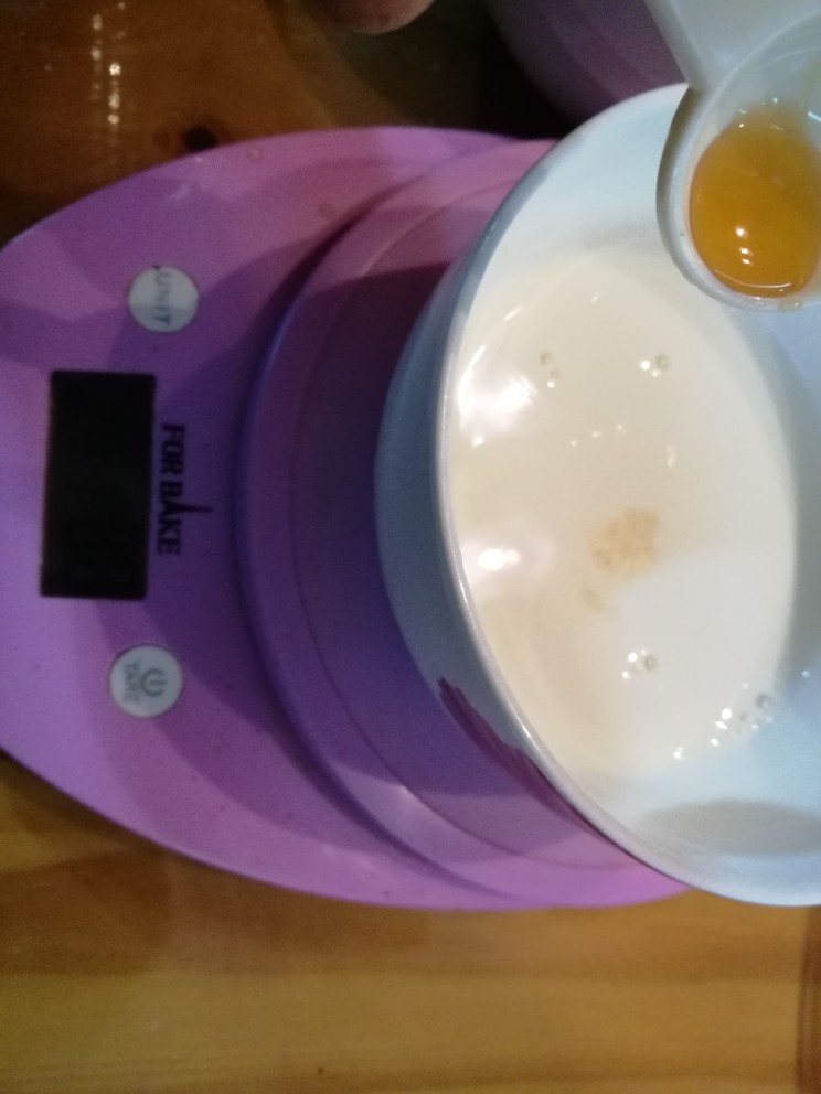 抹茶奶酪慕斯蛋糕,奶油中加入吉利丁粉,搅拌均匀,隔水加热至完全融化