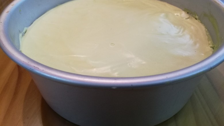 抹茶奶酪慕斯蛋糕,铺上第二层蛋糕,倒入剩下的慕斯液,抹平