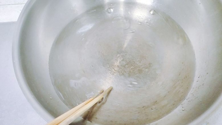 妈妈的味道-黄梅糊肉汤,用筷子把油搅动,盖上锅盖,大火煮开。