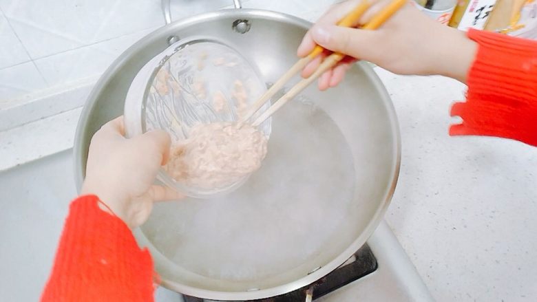 妈妈的味道-黄梅糊肉汤,水开后,把拌好的肉放进去,用筷子迅速搅动,直到汤变浓稠,试下味道,淡了加点盐,然后撒上葱花,在煮一会,就可以关火了。