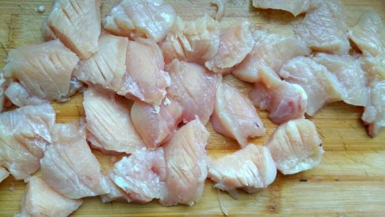 胡萝卜溜鸡肉,鸡胸切小块,用刀背敲一下,以便入味