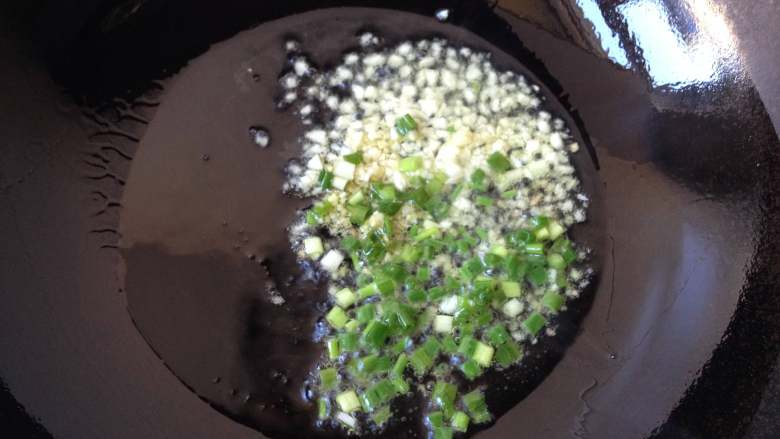 香辣豆笋,锅中倒入适量油,中小火把油烧热后下入葱姜蒜末爆香