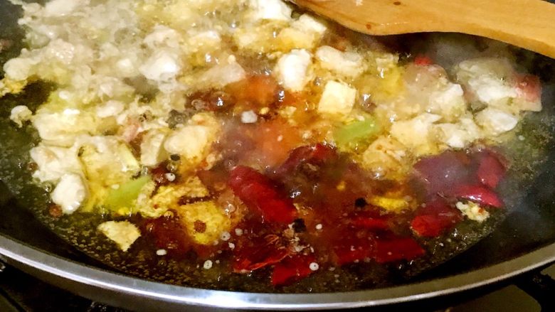 浅湘食光&宫爆鸡丁,加入姜颗、花椒、海椒段、<a style='color:red;display:inline-block;' href='/shicai/ 705'>豆瓣酱</a>