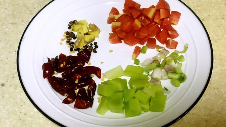 浅湘食光&宫爆鸡丁,准备配料姜、<a style='color:red;display:inline-block;' href='/shicai/ 700'>花椒</a>、海椒段、<a style='color:red;display:inline-block;' href='/shicai/ 138'>大葱</a>（今天没买，小葱头代替）<a style='color:red;display:inline-block;' href='/shicai/ 2559'>红萝卜</a>、莴笋头