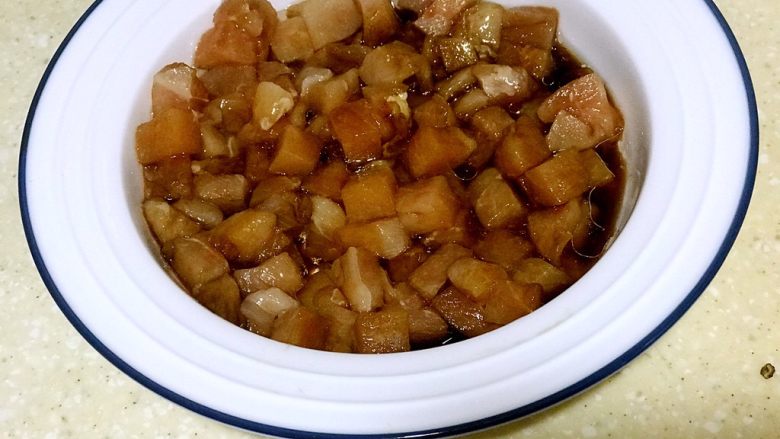 浅湘食光&宫爆鸡丁,加适量<a style='color:red;display:inline-block;' href='/shicai/ 17'>蛋清</a>（或淀粉）<a style='color:red;display:inline-block;' href='/shicai/ 788'>生抽</a>、油腌渍待用