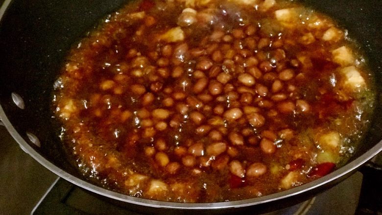 浅湘食光&宫爆鸡丁,鸡肉炒匀，加入花生、葱，倒入准备的调味汁