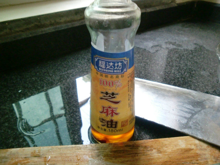 #过年必不可少的凉菜#——拍 黄瓜,拍黄瓜,<a style='color:red;display:inline-block;' href='/shicai/ 847'>香油</a>是必不可少的哦。