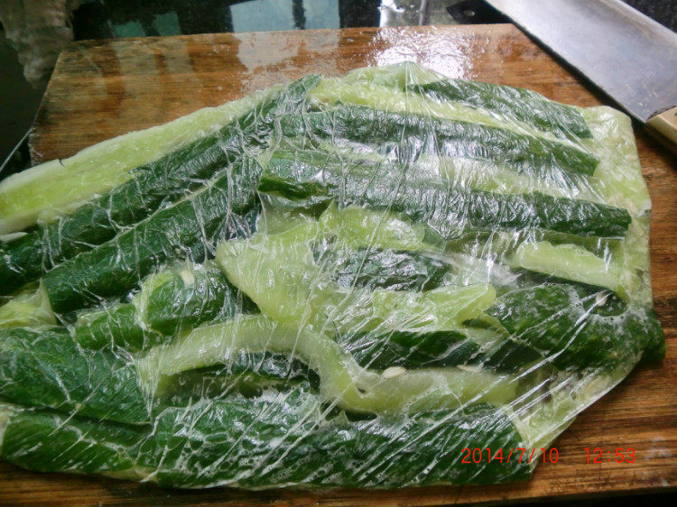 #过年必不可少的凉菜#——拍 黄瓜,把刀面用力拍,拍,拍……
左拍拍,右拍拍,小心提着保鲜袋翻个身,继续拍……
一直拍到肉眼看不到大块的黄瓜,注意,注意,千万不能用刀切,口感完全不一样的,这就是我这拍黄瓜比饭店的还好吃的最主要的原因。