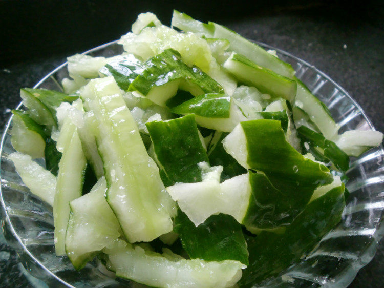 #过年必不可少的凉菜#——拍 黄瓜,打开保鲜袋,看到粘连一起的可以用手撕开,就是不能用刀切开,就是这么神奇。
如图,这样的拍黄瓜效果就是相当不错的。
所以拍的过程要有耐心,四根黄瓜要拍20分钟左右,难度自己想啊。