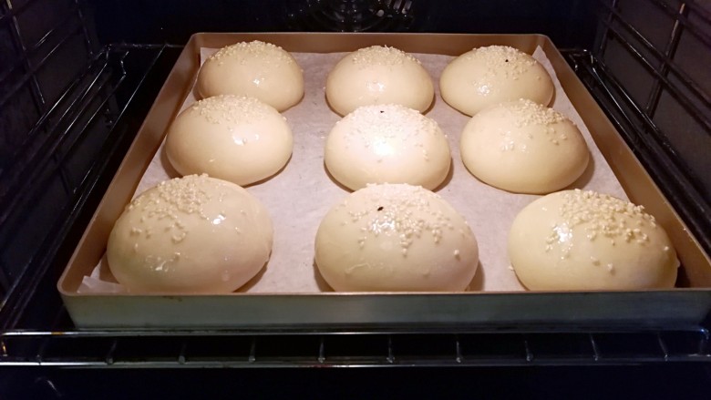 酸奶豆腐小餐包~一次发酵,放入预热好的烤箱里面,中下层,上下火175度烤20分钟左右,注意上色加盖锡纸