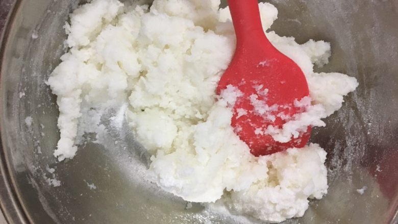 奶黄冰皮月饼,用刮刀拌匀,静置片刻揉至面团光滑