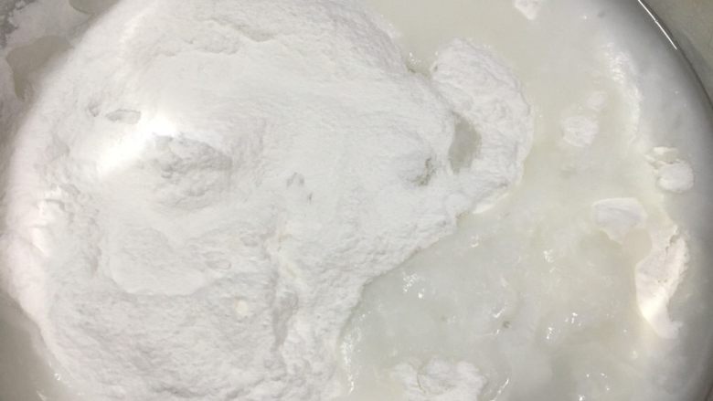 奶黄冰皮月饼,下一步冰皮部分,将冰皮月饼预拌粉倒入盆中,加入等量的沸水