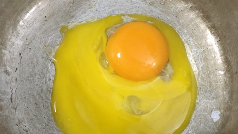 奶黄冰皮月饼,奶黄馅做法:蛋黄打散