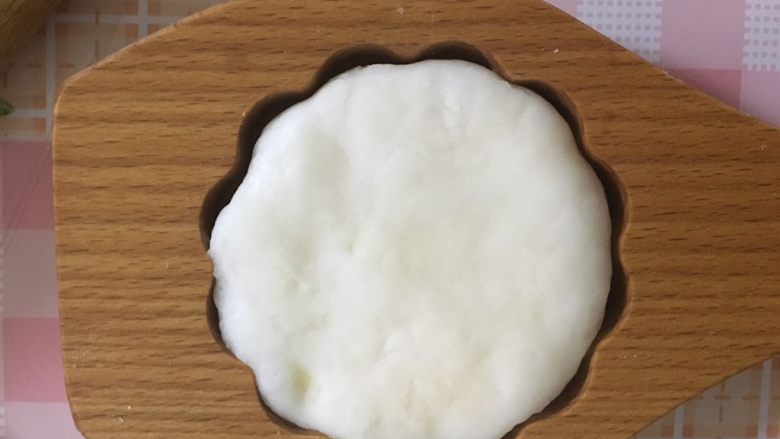 奶黄冰皮月饼,包好收紧口,放入模具中定型