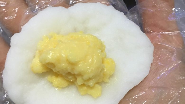 奶黄冰皮月饼,将面团擀成圆形薄片,包入奶黄馅