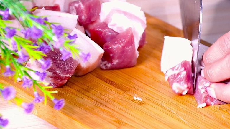 干豆角红烧肉,五花肉切块