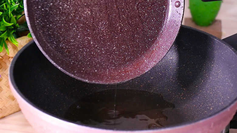 干豆角红烧肉,将五花肉煎出的油倒回炒锅中