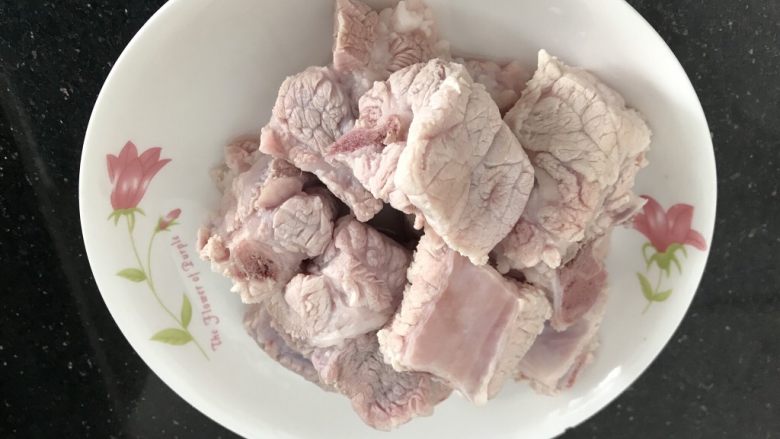 雪莲果萝卜排骨汤,然后飞水处理,除去异味杂质