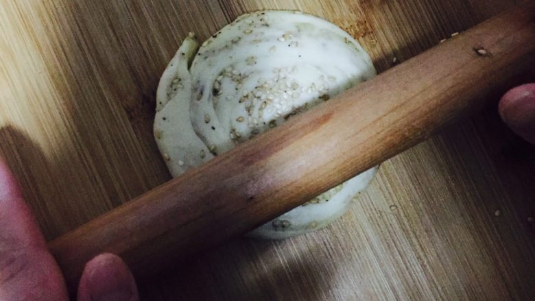 金丝手丝大、小脆饼,静置好的面团擀成圆饼,擀制过程中可以洒上白芝麻
