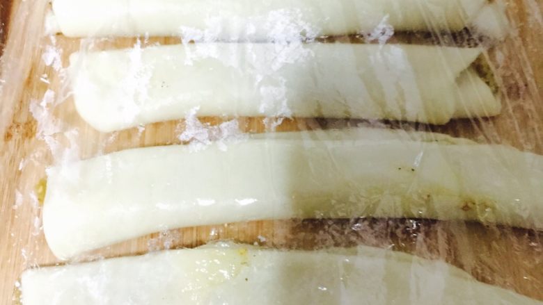 金丝手丝大、小脆饼,将涂抹好油酥的面片,正反折叠有点像扇子折纸,静置饧面20分钟