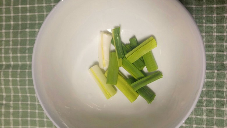 炒黄豆芽,<a style='color:red;display:inline-block;' href='/shicai/ 3348'>青蒜</a>切段