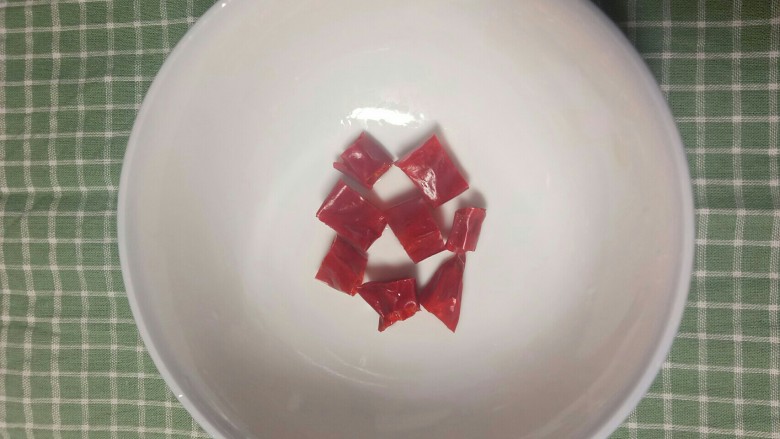 炒黄豆芽,红干椒切段