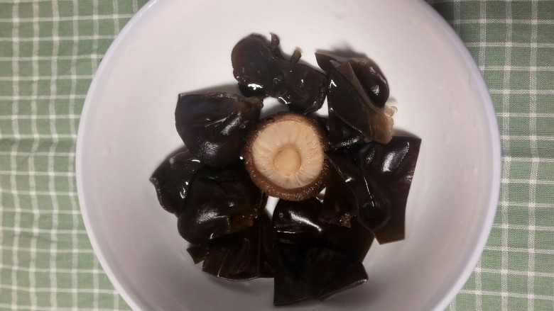 炒黄豆芽,泡发好的<a style='color:red;display:inline-block;' href='/shicai/ 136'>黑木耳</a>和<a style='color:red;display:inline-block;' href='/shicai/ 230'>香菇</a>