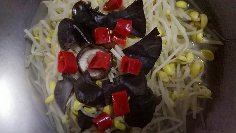 炒黄豆芽,放入红干椒，焖几分钟