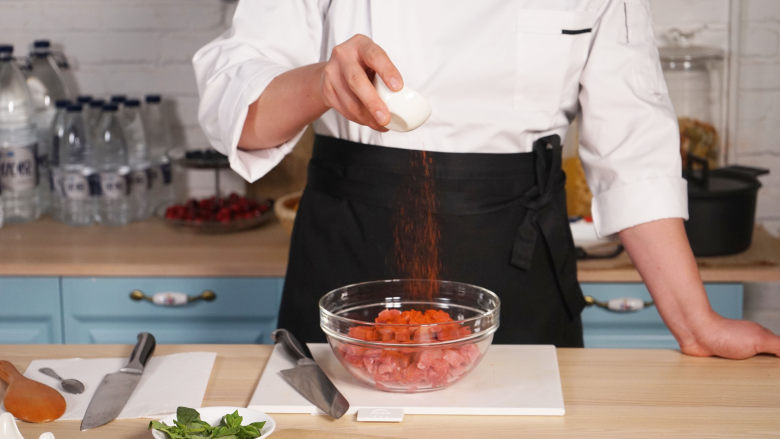 西班牙蔬菜牛肉汤,牛肉切丁和红椒粉拌均匀，放入少许<a style='color:red;display:inline-block;' href='/shicai/ 846'>色拉油</a>。