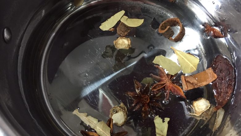 五香花生仁,锅中加水放入所有香料,花生仁和盐