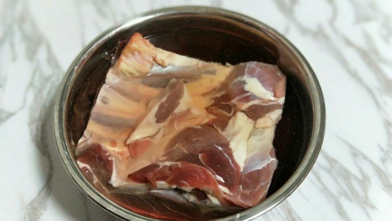 春节招待客人的健康零食~香辣牛肉干~新年新招乐过年,首先将<a style='color:red;display:inline-block;' href='/shicai/ 981'>牛腱子</a>用冷水反复泡,将血水泡出。