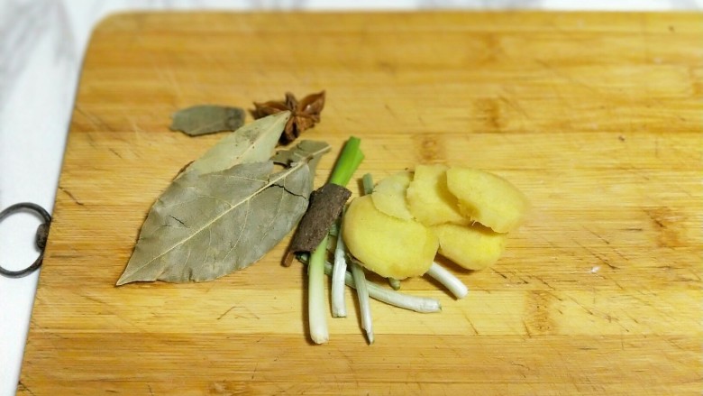 春节招待客人的健康零食~香辣牛肉干~新年新招乐过年,准备香料。