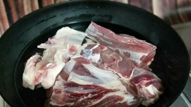 春节招待客人的健康零食~香辣牛肉干~新年新招乐过年,将冷水泡过的牛腱子切成块放入锅中加入清水。