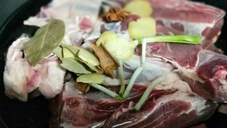 春节招待客人的健康零食~香辣牛肉干~新年新招乐过年,再把香料加入。