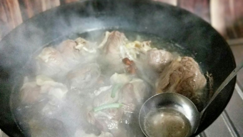 春节招待客人的健康零食～香辣牛肉干～新年新招乐过年,大火烧开后撇出沫子。(其实用冷水反复泡过的牛腱子，即便是煮开后，也不会有很多沫子的) 转小火慢煮，将牛肉煮熟，煮烂即可。