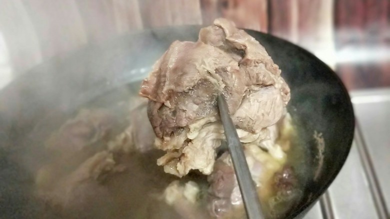 春节招待客人的健康零食～香辣牛肉干～新年新招乐过年,可以用一根筷子来测试牛腱子是否煮烂，这个也可以根据自己的喜爱来煮，(但是建议不要煮的太烂，那样牛肉干吃起来口感不好)