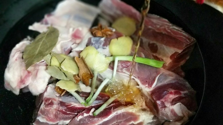 春节招待客人的健康零食~香辣牛肉干~新年新招乐过年,加入<a style='color:red;display:inline-block;' href='/shicai/ 718'>料酒</a>,适当多放些。