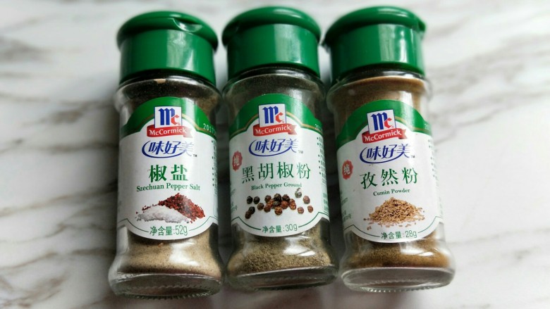春节招待客人的健康零食~香辣牛肉干~新年新招乐过年,准备的调味粉。